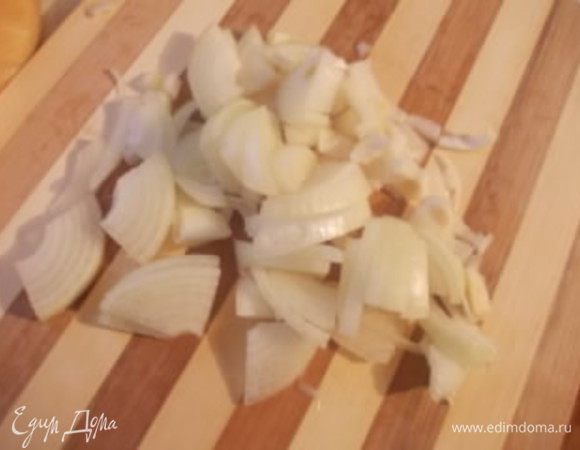 Взять большую луковицу и порезать ее соломкой. В сковороде разогреть оливковое масло и добавить туда лук, довести до прозрачности.