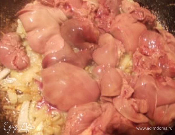 Когда лук станет прозрачным и мягким, добавляем печень и обжариваем на среднем огне. Печень должна остаться розовой внутри и ни в коем случае не пересушенная. Посолить,поперчить и добавить мускатный орех.