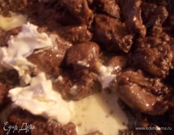 Влить коньяк и дать выпарится, затем добавить сливки или домашнюю сметану. Довести до кипения и выключить. Остудить до теплого состояния.