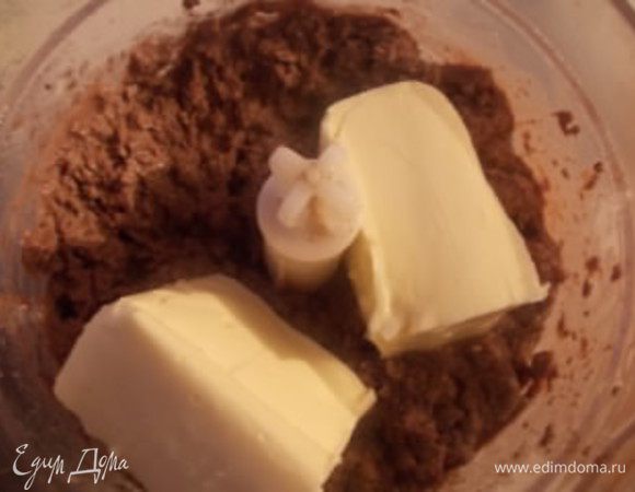 Паштет взбить в блендере до однородности. Затем добавить мягкое сливочное масло и снова взбить очень хорошо.