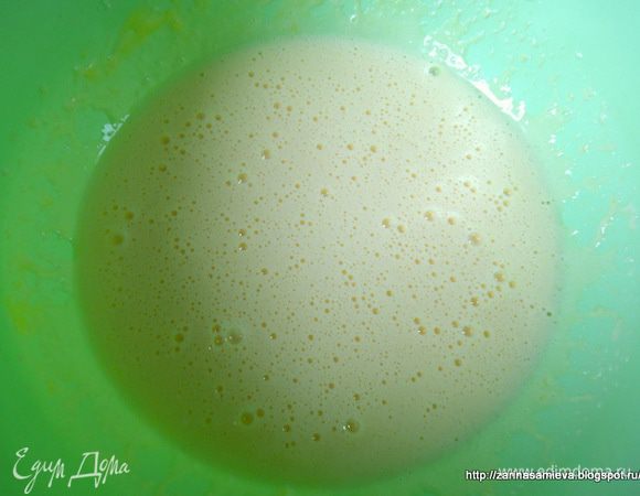 Яйца разделить на желтки и белки. Желтки растереть с сахаром и солью.