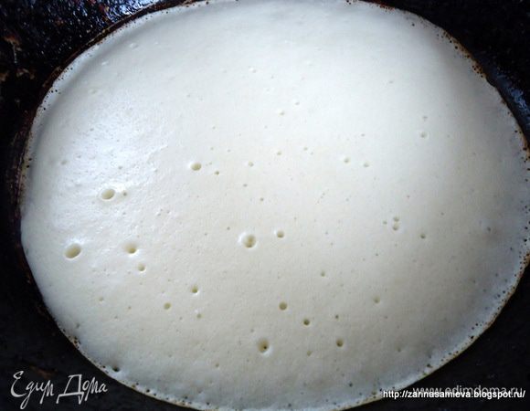 Выпекать блины обычным способом на хорошо разогретой сковороде. Первый раз смазать сковороду маслом, в последующем этого делать не надо.