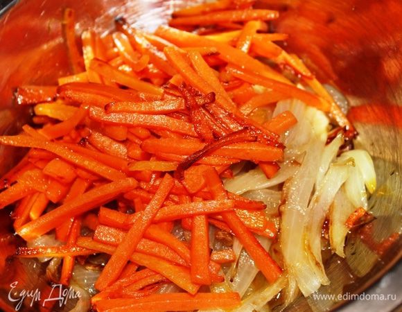 Лук и морковь очистить, нарезать на длинные кусочки и обжарить на топленом сливочном масле с добавлением сахара. Лук и морковь лучше пассеровать раздельно друг от друга. Выложить в миску.