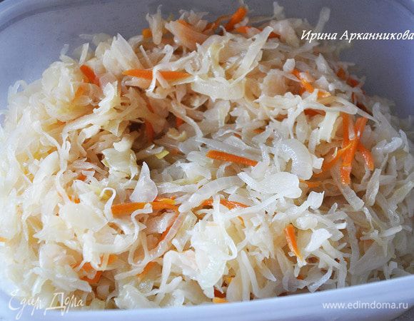 Квашеную капусту отжать от жидкости, потушить в сковороде на растительном масле минут 15. В конце добавить лук, порезанный длинными кусочками. Тушить почти до полной готовности, минут 10. (Я это сделала накануне).