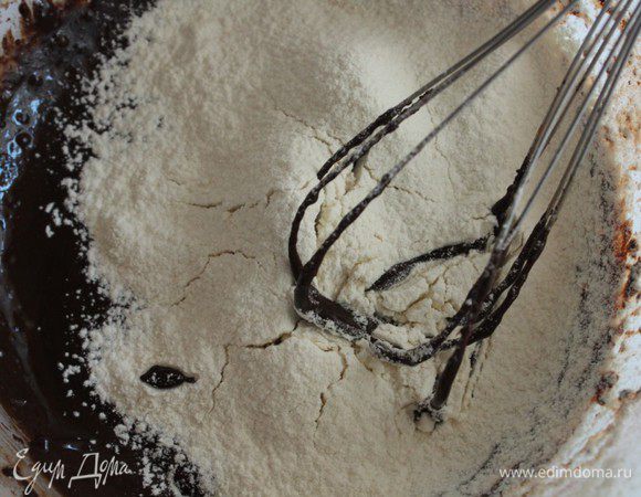 Растереть яйца с сахаром и какао. Частями ввести просеянную муку с разрыхлителем.