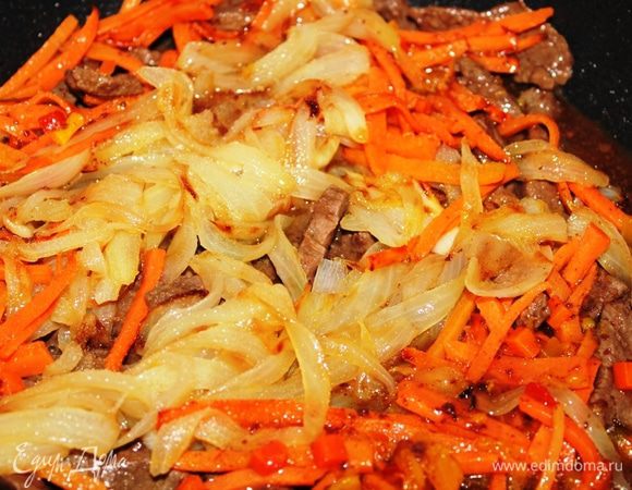 Затем выложить обжаренные куски мяса в глубокую сковороду, сверху разложить морковь и лук, залить 1 стаканом горячей воды, посолить, поперчить.
