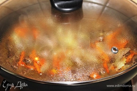 Накрыть крышкой и тушить на медленном огне примерно 1 час. В это время подготовить ингредиенты для соуса: устричный соус, экзотический соус и пасту из оливок.