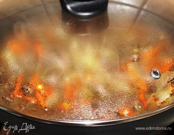 Накрыть крышкой и тушить на медленном огне примерно 1 час. В это время подготовить ингредиенты для соуса: устричный соус, экзотический соус и пасту из оливок.