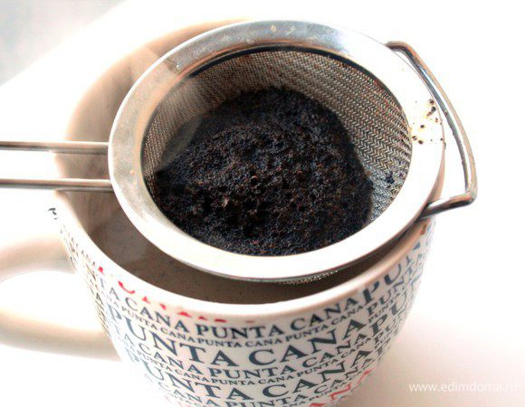 Закипятить молоко, добавить в него молотый кофе и дать настояться 3 минуты, затем процедить через сито.