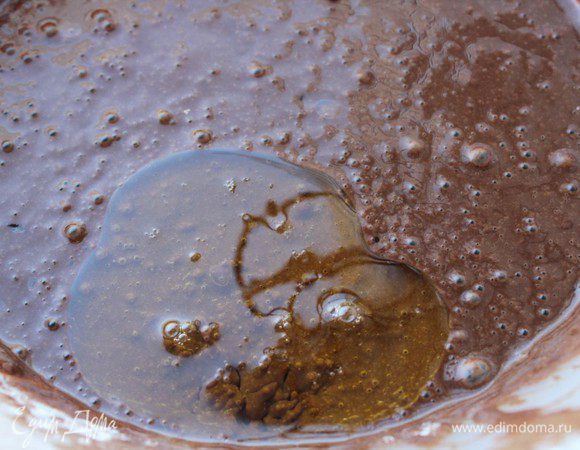 В последнюю очередь добавить растительное масло.