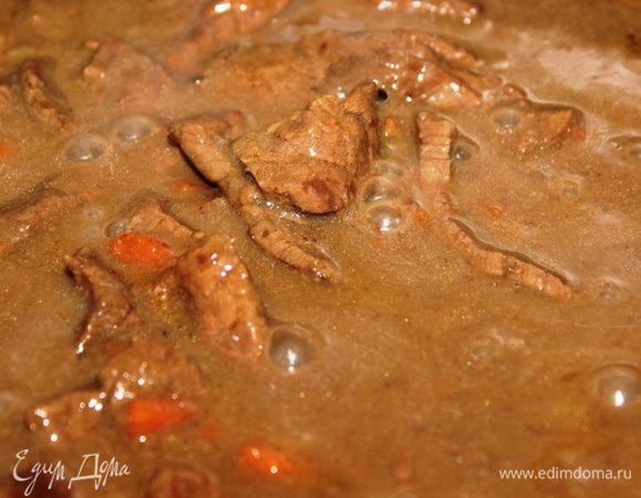 Залить мясо этим соусом, перемешать и тушить еще 30 минут.