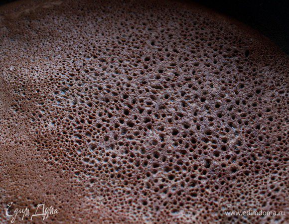 Выпекать блины на раскаленной, смазанной растительным маслом сковороде с двух сторон. К этим блинам подойдет сметана, взбитые сливки, карамельный соус, любимые джем или варенье. Приятного аппетита!