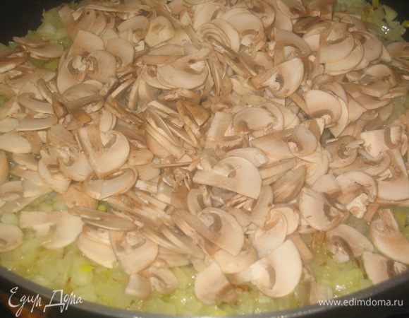 В качестве сложного гарнира можно приготовить грибной соус: для этого обжарить нарезанный кубиками лук и добавить к нему нарезанные шампиньоны....Потушить минут 15-20