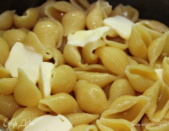 Отварить ракушки в подсоленной воде 10-12 минут, добавить сливочное масло, перемешать.