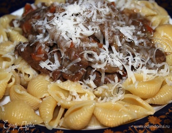 Блюдо готово...подавать следует обязательно горячим...выложить на тарелку ракушки, сверху бефстроганов с подливкой, присыпать сыром Пармезан.