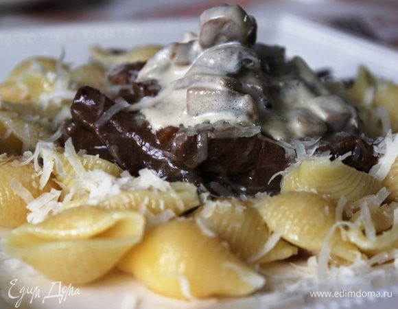 При желании можно полить грибным соусом.