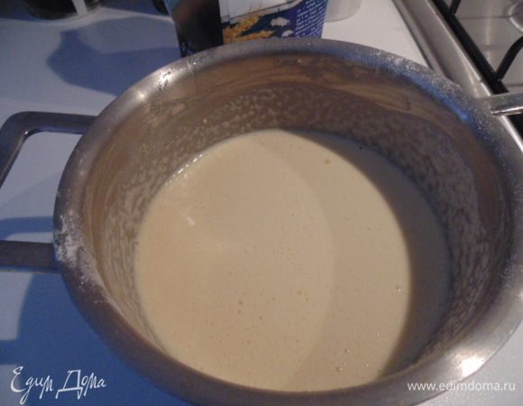 Тесто: взбить яйцо с сахаром и солью, добавить молоко, еще раз взбить, добавить муку, тщательно размешать и добавить 1 ст. ложку оливкового масла.