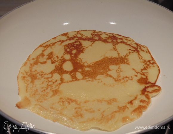 Выпечь блины, первый раз смазать сковороду оливковым маслом.