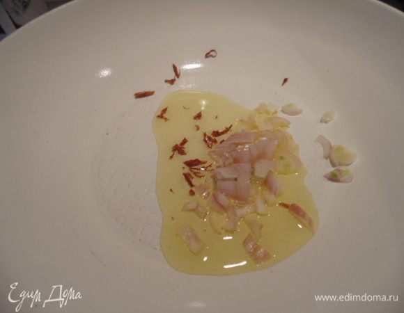 Начинка: лук-шалот и острый перчик чили мелко порезать, баклажан порезать кубиками. На 2 ст. оливкового масла обжарить лук с перчиком.