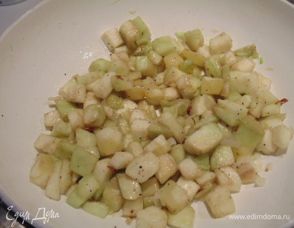 Добавить баклажан, посолить, поперчить, закрыть крышкой и потушить до готовности. Начинку взбить блендером.