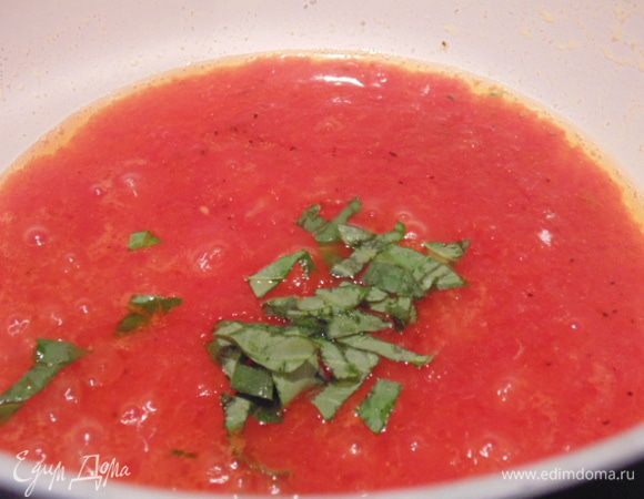 Соус: в сотейнике разогреть 2 ст. ложки оливкого масла, добавить зубчик чеснока, обжарить, затем чеснок убрать , добавить томатный соус и измельченный базилик, потушить 5 минут до загустения соуса.