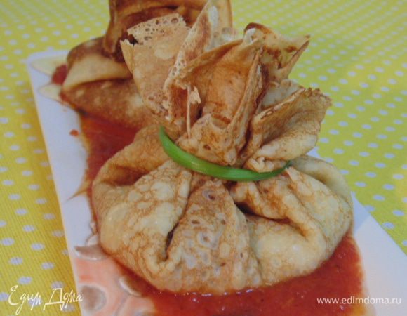 На середину блинчика положить баклажановую начинку, собрать края, скрепить зеленым луком (у меня не нашлось и я мучалась с петрушкой), поставить в разогретую духовку на 5 минут, подавать с соусом.
Приятного аппетита!