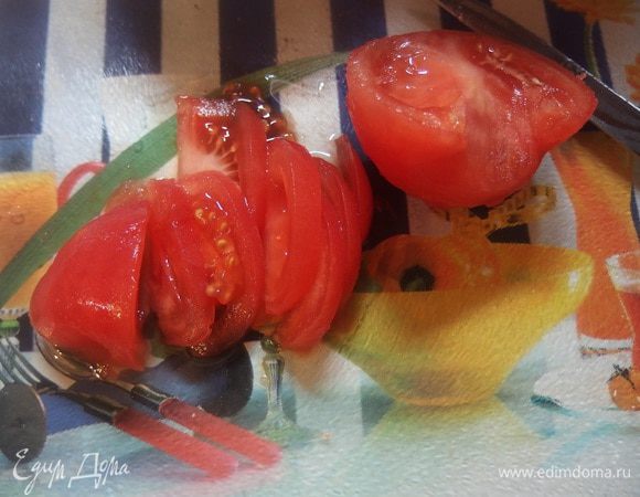 Помидоры на 30 секунд положить в кипящую воду. Снять кожуру. Затем мелко нарезать.