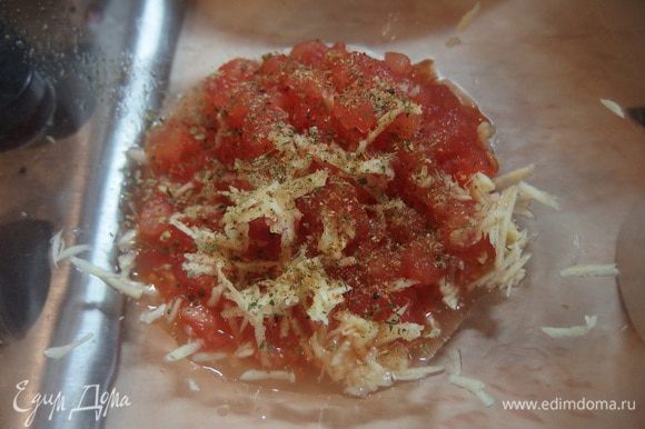 В глубокой чашке смешать нарезанные помидоры, измельченный базилик, мелко нарубленный чеснок, оливковое масло и соль.