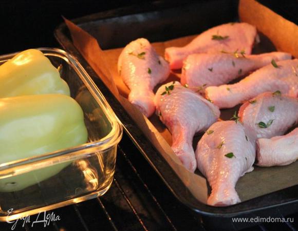 Куриные голени обмажьте оливковым маслом с листочками тимьяна, слегка посолите и запекайте на противне в духовке около 45 минут при 200 градусах.
Параллельно поставьте в духовку болгарские перцы примерно на 20 минут.