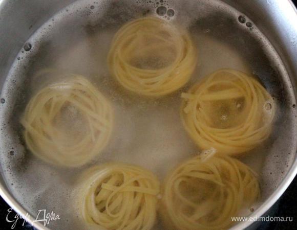 Сварите тальятелле в небольшом количестве подсоленой воды 6-8 минут.
