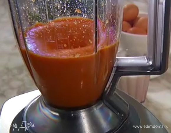 Готовую тыкву выложить в чашу блендера, добавить яйцо и взбить все в однородную массу.