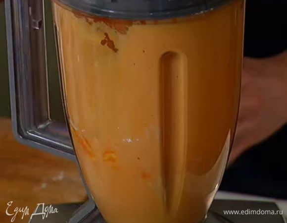 Всыпать муку, сахарную пудру, разрыхлитель и соль, влить молоко и еще немного взбить.