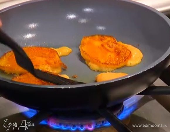 Разогреть в сковороде оливковое масло, выкладывать ложкой тыквенное тесто и обжаривать оладьи с двух сторон до золотистой корочки.