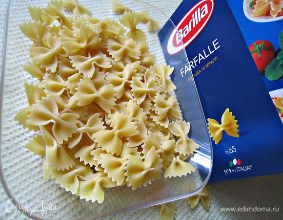 В этом блюде мы будем использовать пасту фарфалле (бабочки). Фарфалле были придуманы в 16 веке в Ломбардии и Эмилии-Романья на севере Италии. За свою оригинальную форму она очень полюбилась детям, но и взрослые, конечно же, тоже не прочь насладиться её вкусом и оригинальной формой.