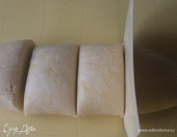 Рубленое тесто разделить на 4 равных части.