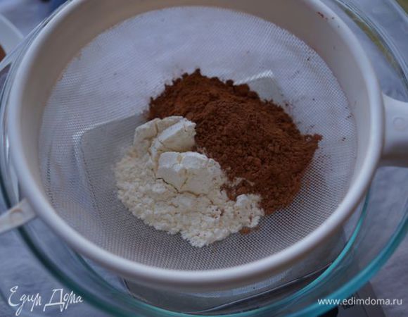 Просеять муку с какао, все размешать.