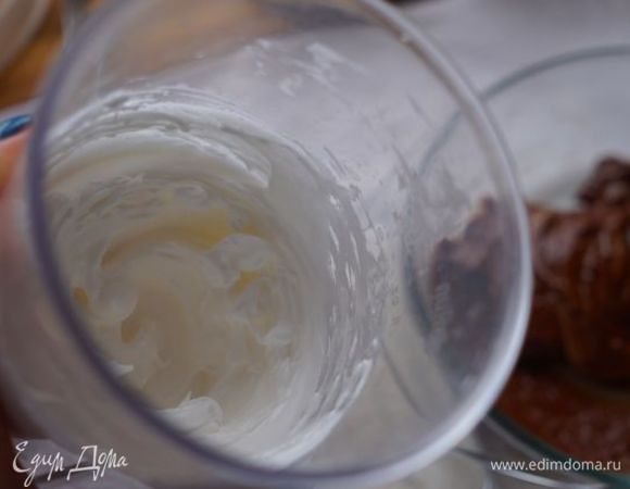 Белки взбить с 25 г сахара, добавить в тесто порциями, перемешать.