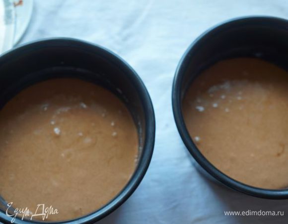 Испечь 2 коржа (один, и потом разрезать на 2), в форме 14-15 см при 180"С, около 15 минут. Остудить на решетке.