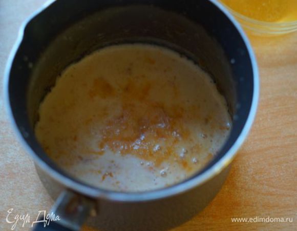 Наливаем подогретые сливки, размешиваем и на слабом огне нагреваем до 110-115"С.