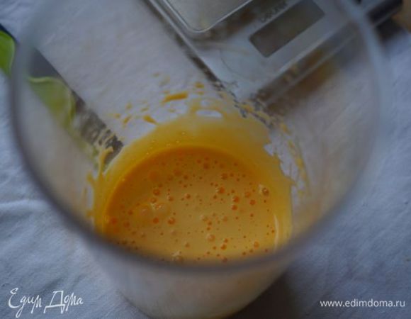 Карамельный мусс. Желтки взбиваем  с сахаром в светлую пышную пену, ждем пока карамель остынет до 45"С, после вливаем ее в желтки и взбиваем.