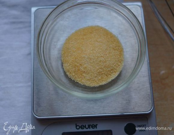 Желатин заливаем кипятком, ждем, пока растворится, вливаем в карамельную массу, размешиваем.