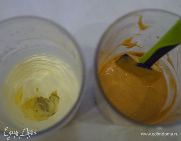 Холодные сливки взбиваем до мягких пиков (нельзя довести их до состояния взбитого масла), соединяем с карамелью.