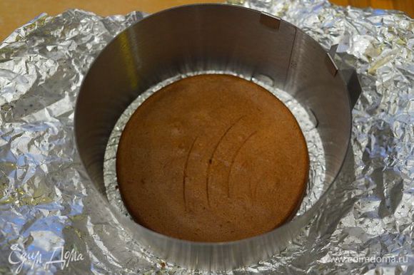 Бисквит помещаем в тортовое кольцо бОльшего размера (15-16 см), выливаем карамельный мусс, накрываем вторым бисквитом, отставляем в сторону.