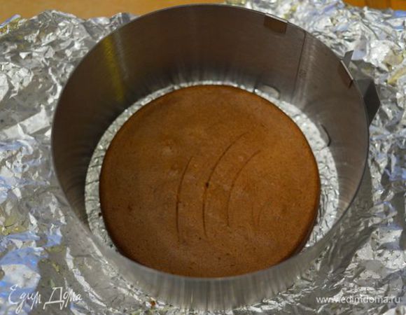 Бисквит помещаем в тортовое кольцо бОльшего размера (15-16 см), выливаем карамельный мусс, накрываем вторым бисквитом, отставляем в сторону.