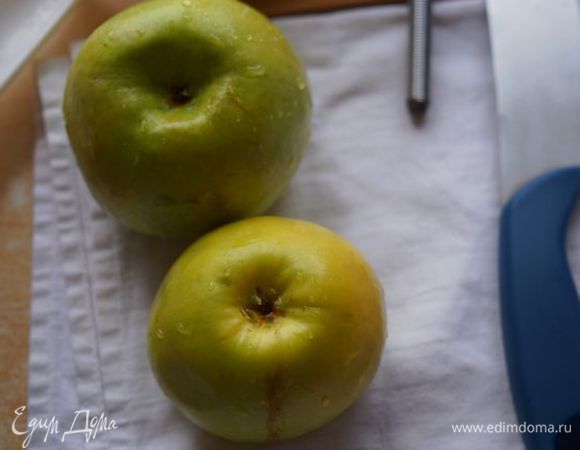 Яблочный мусс. 2 яблока очистить, и сделать яблочное пюре с сахаром и лимонным соком в измельчителе или блендером.