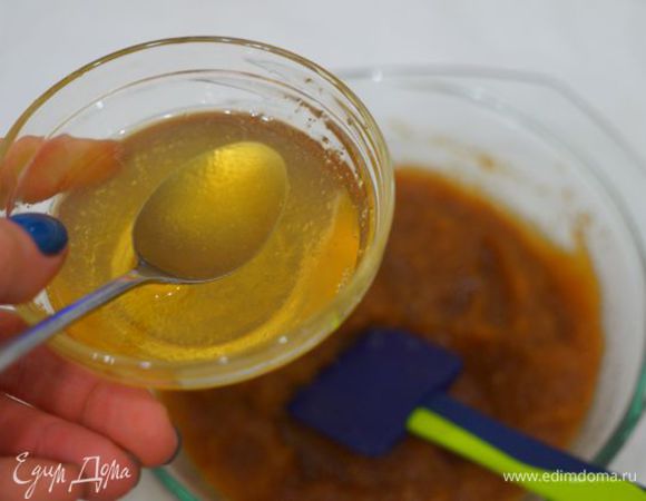 Желатин заливаем кипятком, ждем, пока растворится, перемешиваем с яблочным пюре.