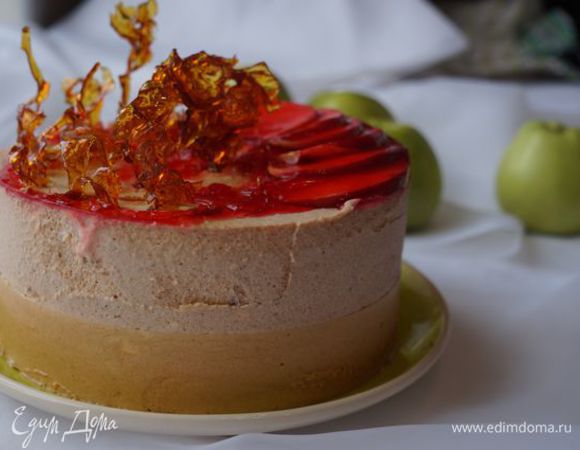 Для украшения еще одно яблоко нарезаем на дольки, в сотейнике/сковороде плавим 2-3 ст.л. сахара и быстро обжариваем в карамели яблочки. Еще я сверху полила желе для тортов. Снимаем тортовое кольцо и подаем к столу десерт. Приятного аппетита!