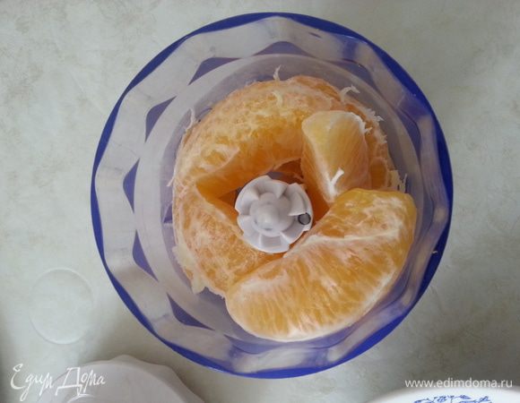 Хорошо моем апельсин. Заливаем его кипятком на 5 минут. Натираем цедру по вкусу, апельсин чистим. Целые дольки измельчаем с 2 ст.л. сахара (ложки без горки).
