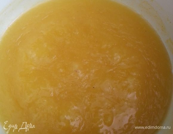 В небольшом количестве воды размешиваем рисовую муку (можно использовать крахмал), добавляем оставшуюся воду. Смешиваем с измельченным апельсином, цедрой и ставим на плиту. Варим на среднем огне постоянно помешивая до загустения - на это уходит 3-5 минут. Убираем с плиты.