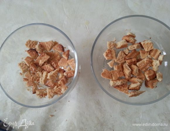 В креманки крошим печенье по вкусу (у меня обычное песочное)...